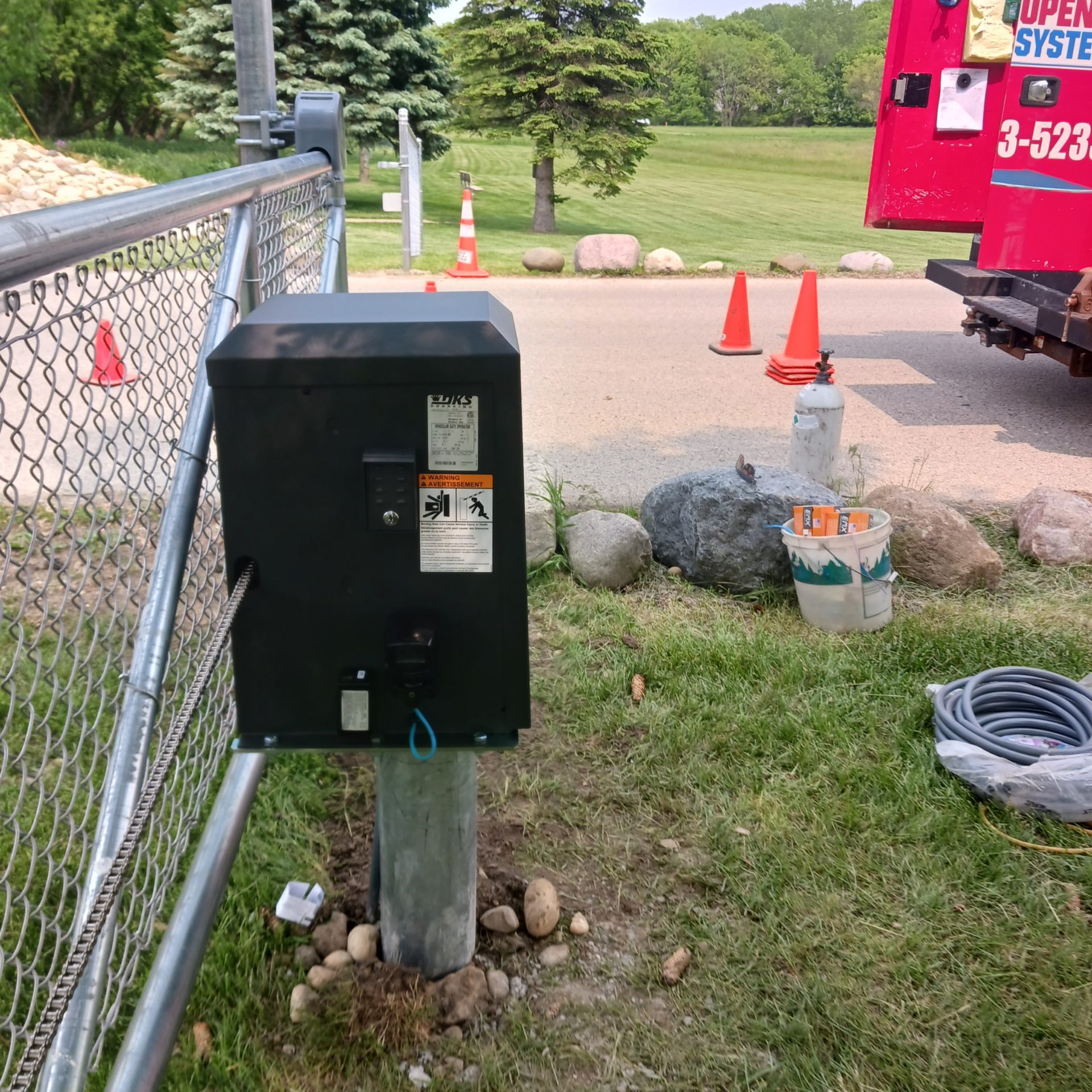 pgos-gate-opener-motor-chain-link-fence-installation